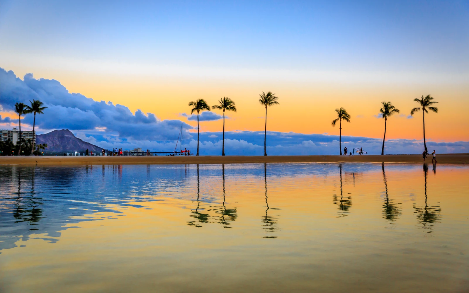 The Hilton Hawaiian Village lagoon at sunrise
