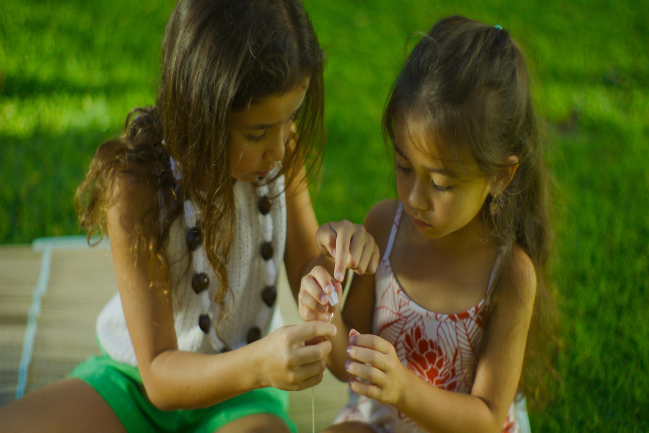 kids making a lei